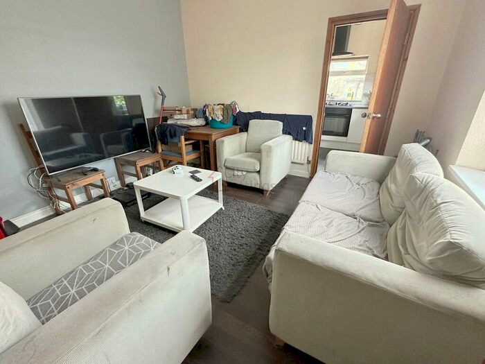 4 Bedroom Semi-Detached House To Rent In Highfield Road, Dunkirk, NG7