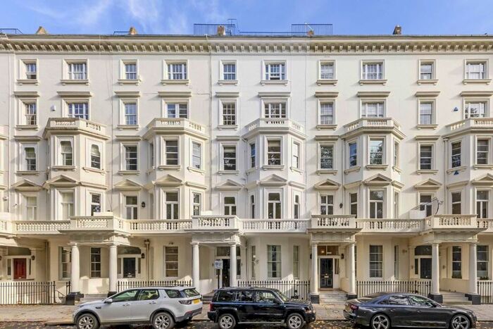 2 Bedroom Flat To Rent In St. Georges Square, London, SW1V