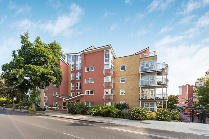 3 Bedroom Flat For Sale In Twickenham Road, Teddington, Middlesex, TW11