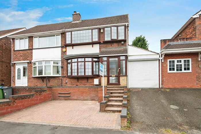 3 Bedroom Semi-Detached House For Sale In Leslie Rise, Tividale, Oldbury, B69