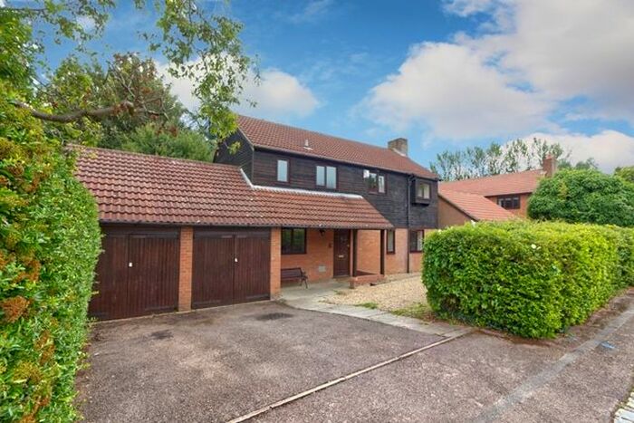 4 Bedroom Detached House To Rent In Linden Grove, Great Linford, Milton Keynes, MK14