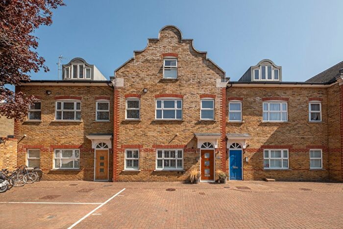 2 Bedroom Flat To Rent In High Street, Hampton, TW12