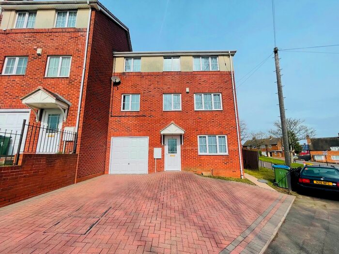 4 Bedroom Town House To Rent In Brecknock Road, West Bromwich, B71