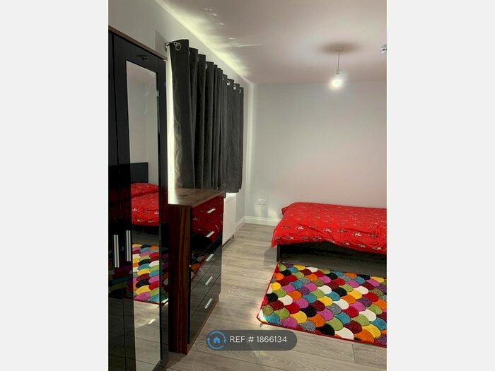 Studio To Rent In St. Leonards Gardens, Hounslow, TW5