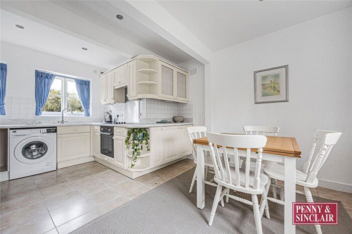 3 Bedroom Detached House To Rent In The Warren, RG4