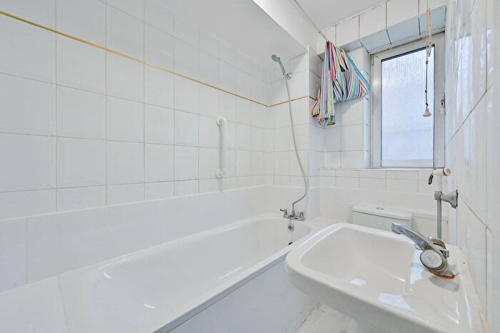 3 Bedroom Flat To Rent In Chapel Street, Marylebone, London, NW1