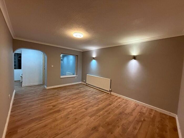 4 Bedroom Semi-Detached House To Rent In Lorne Close, Slough, Berkshire, SL1