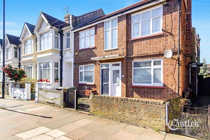 2 Bedroom Maisonette For Sale In Boreham Road, London, N22