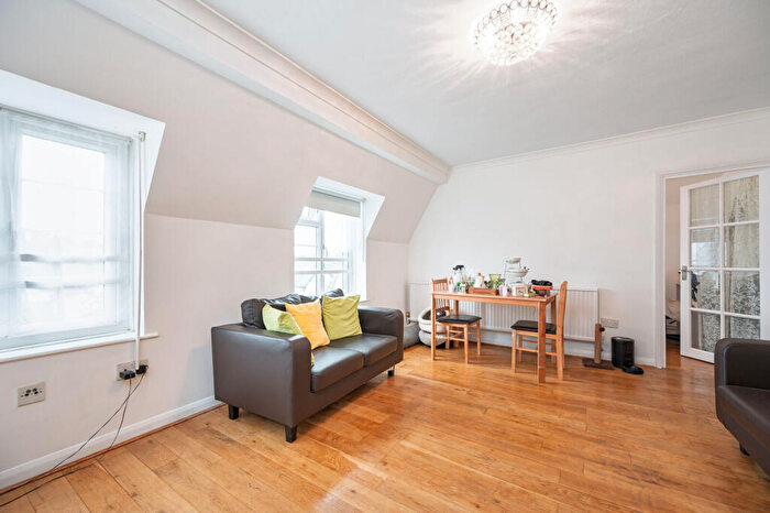 2 Bedroom Flat For Sale In Bells Hill, High Barnet, Barnet, EN5