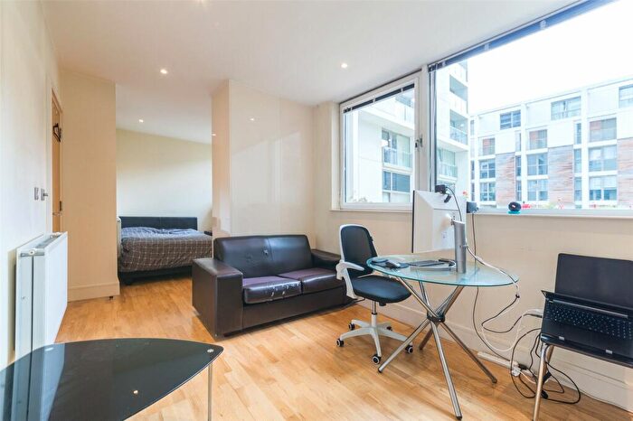 Apartment To Rent In Lanterns Way, London, E14