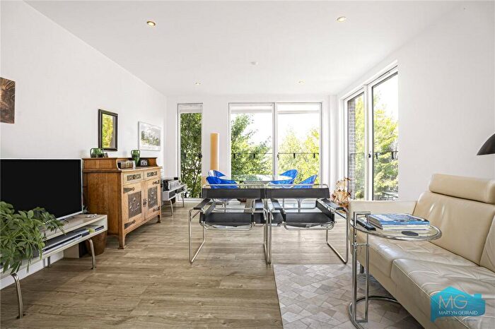 2 Bedroom Apartment For Sale In Marwood Square, London, N10
