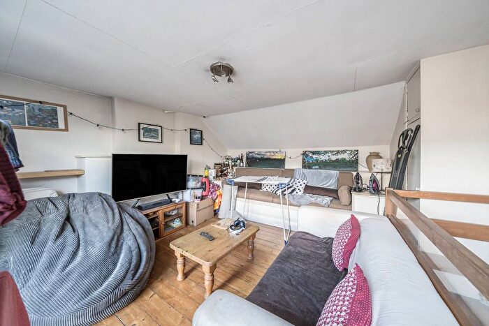 3 Bedroom Flat To Rent In Dymock Street, Sands End, London, SW6