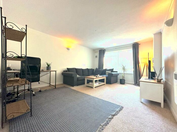 1 Bedroom Flat To Rent In Molesey Avenue, West Molesey, KT8