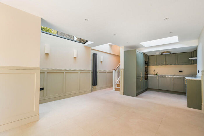 3 Bedroom Flat To Rent In Carter Street, London, SE17