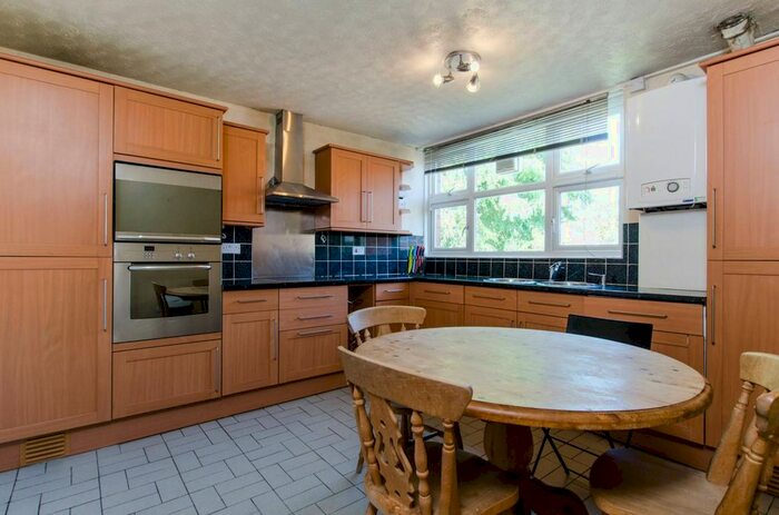 2 Bedroom Flat To Rent In Este Road, Battersea, London, SW11