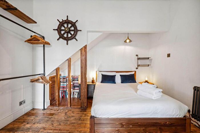 1 Bedroom Flat For Sale In Marjorie Grove, Battersea, SW11