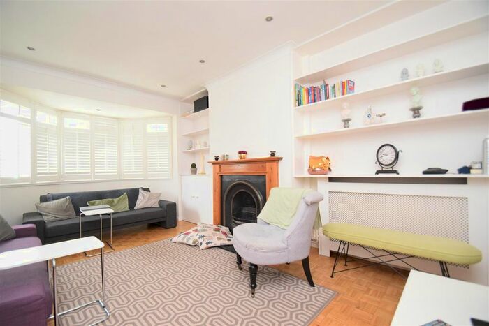 3 Bedroom Maisonette To Rent In Beaulieu Close, Twickenham, TW1