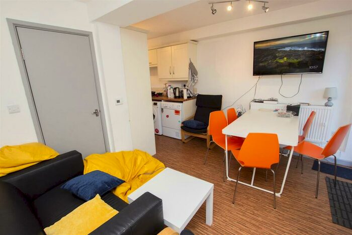 6 Bedroom House To Rent In Heeley Road, Birmingham, B29