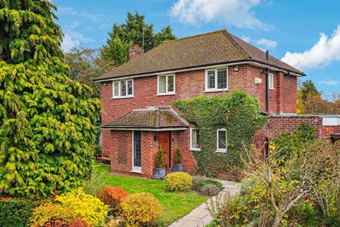 3 Bedroom Detached House For Sale In Holly Close, Farnham Common, SL2