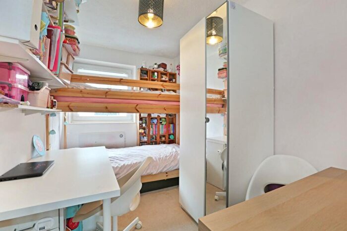 2 Bedroom Flat For Sale In Granville Square, London, SE15