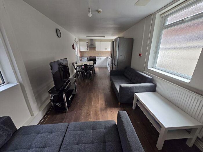 Detached House To Rent In Albert Grove, Nottingham, NG7