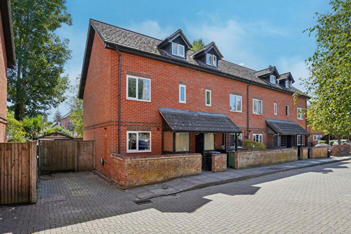3 Bedroom End Of Terrace House For Sale In Moir Court, Wantage, OX12