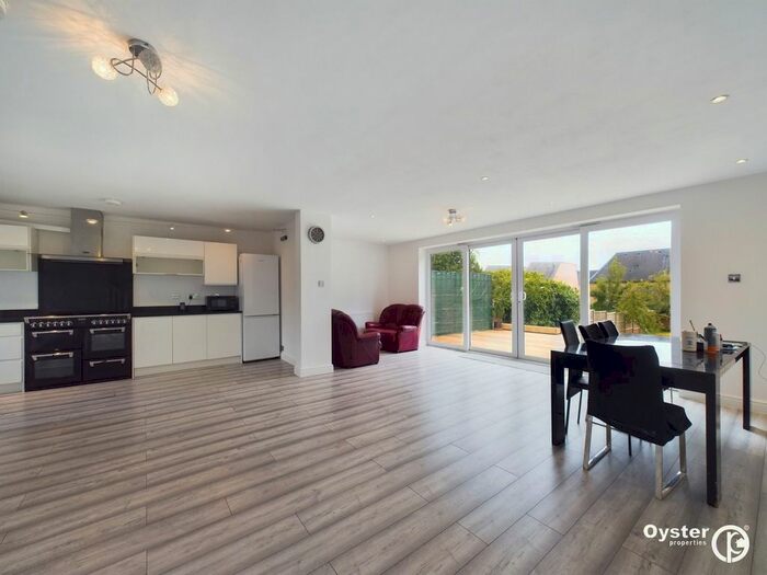 4 Bedroom End Of Terrace House To Rent In Mays Lane, Barnet, EN5