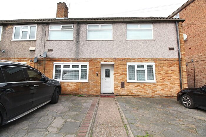 2 Bedroom Flat To Rent In Billet Lane, RM11