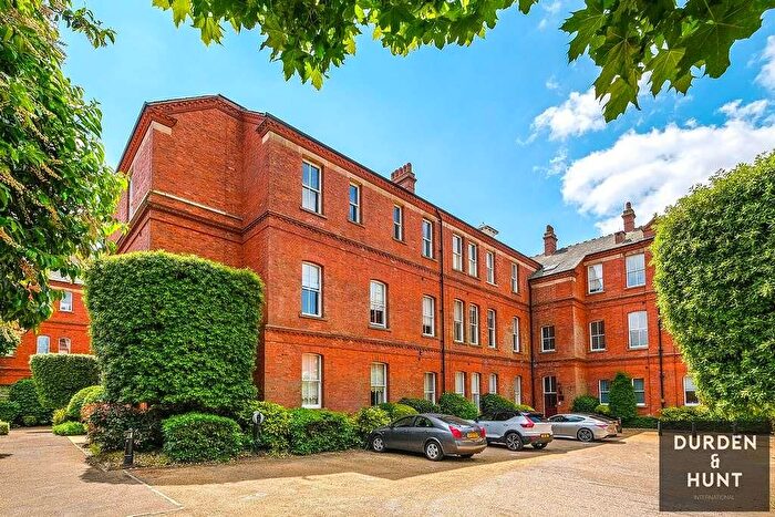 2 Bedroom Flat To Rent In Rosebury Square, Woodford Green, IG8