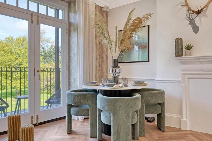 2 Bedroom Apartment For Sale In Woodredon House, Epping, EN9