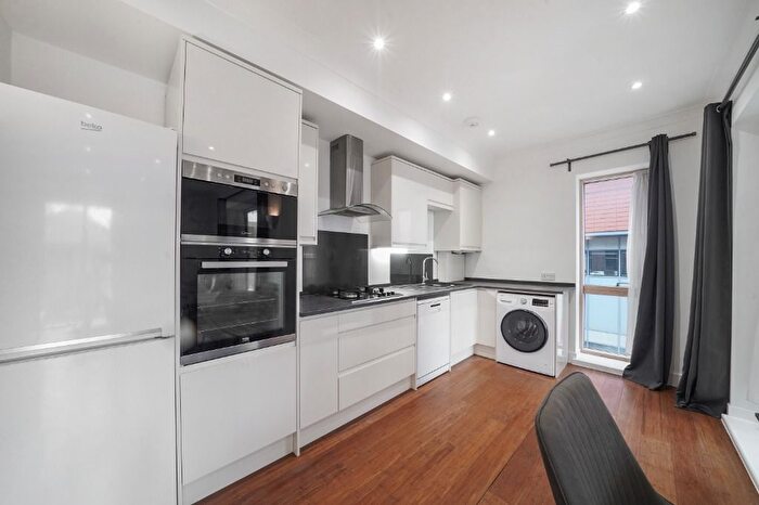 2 Bedroom Flat To Rent In Newark Street, London, E1