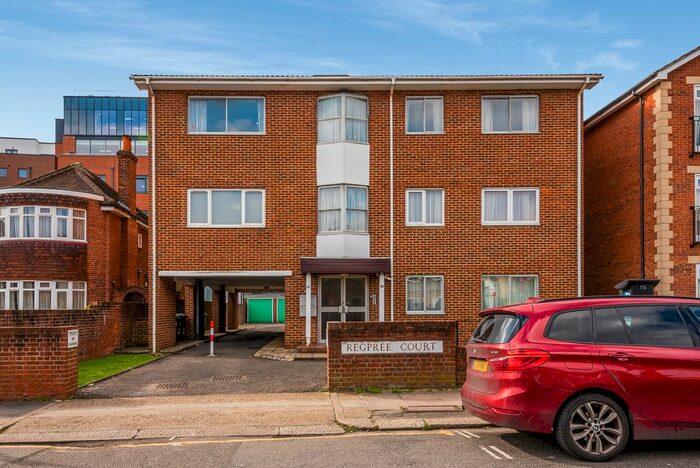 2 Bedroom Flat To Rent In Regpree Court, - South Park Road, Wimbledon, SW19
