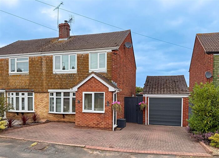 3 Bedroom Semi-Detached House For Sale In Handley Close, Ryton On Dunsmore, Coventry, CV8