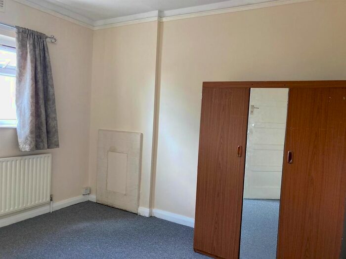 3 Bedroom Flat To Rent In Farnham Road, Slough, SL2