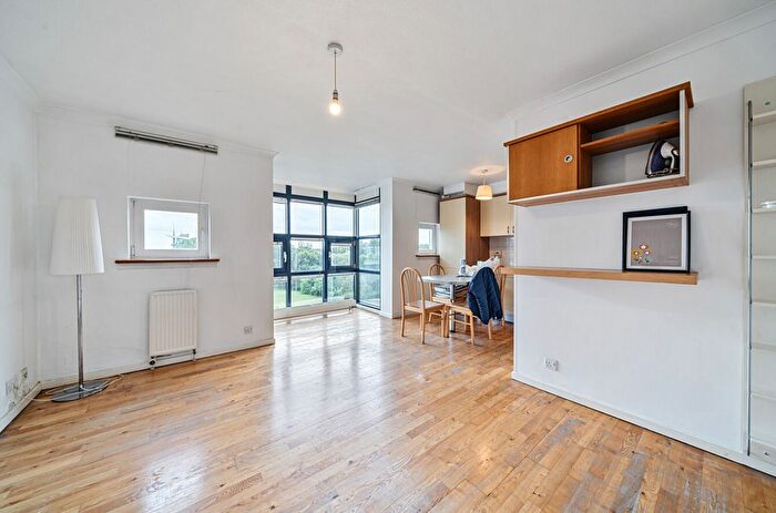 2 Bedroom Flat To Rent In Tivoli Court, Rotherhithe Street, Surrey Quays, London, SE16