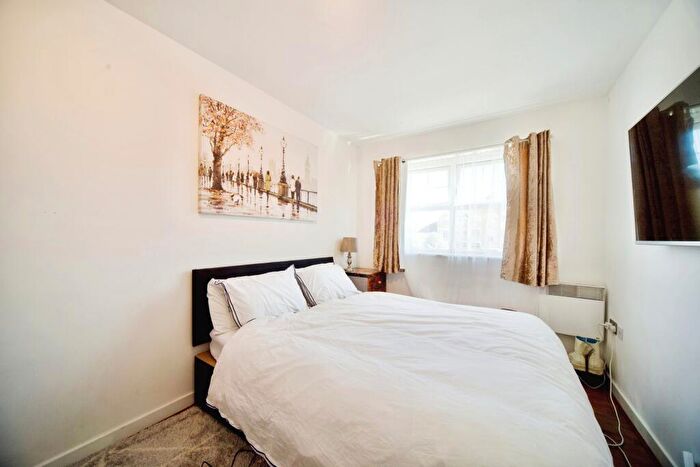 2 Bedroom Flat For Sale In Scott Road, Edgware, HA8