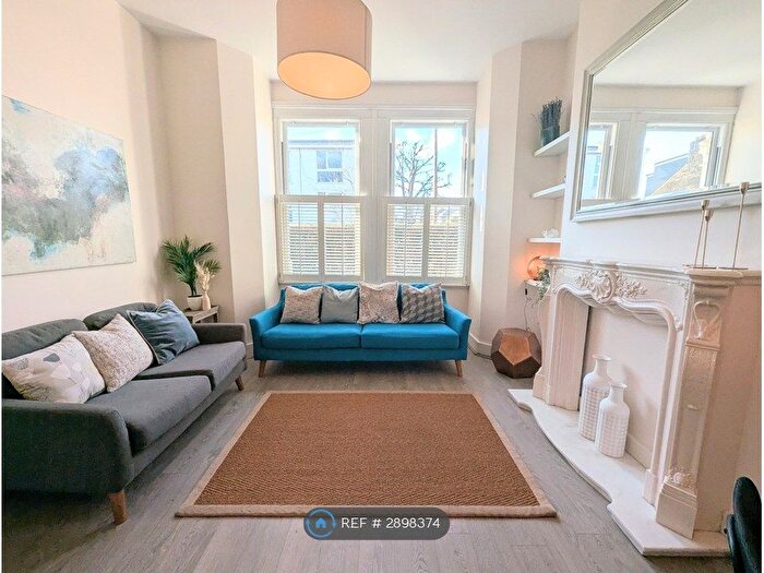 2 Bedroom Flat To Rent In Tooting, London, SW19