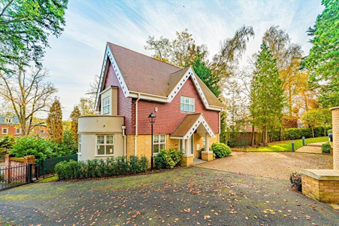 3 Bedroom Detached House To Rent In Ridgewood, Weybridge, KT13