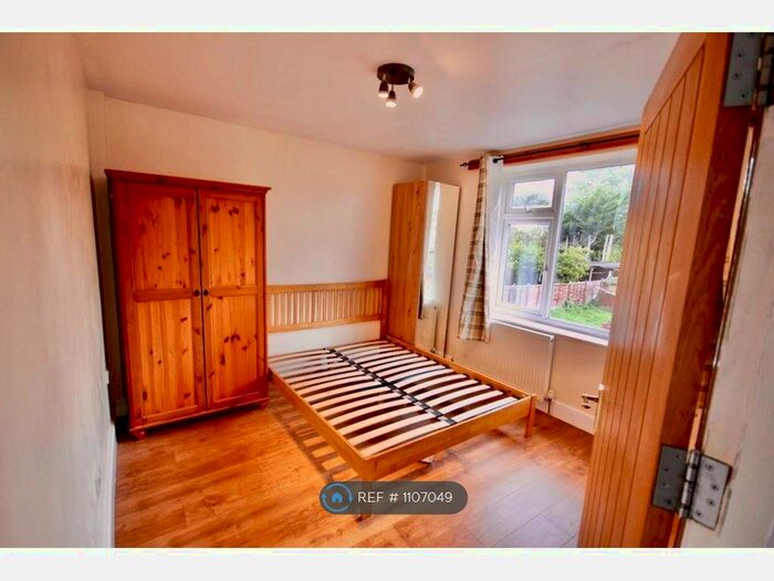 3 Bedroom Semi-Detached House To Rent In Buckingham Road, Edgware, HA8