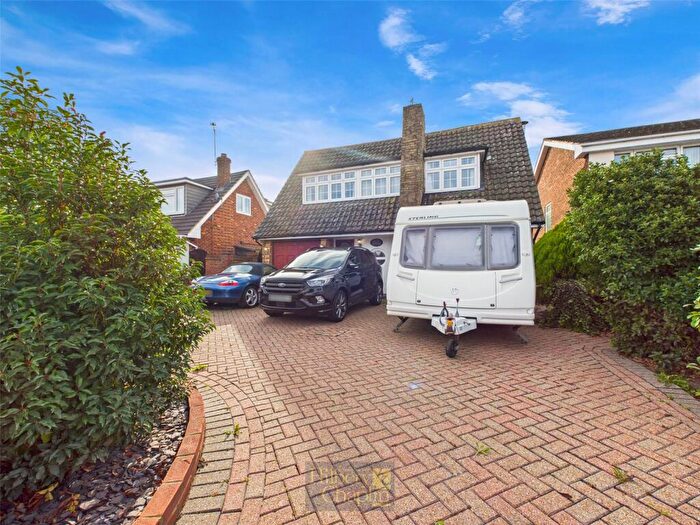 3 Bedroom Detached House For Sale In Railway Approach, Laindon, Essex, SS15