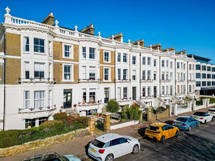 2 Bedroom Flat For Sale In Clifton Terrace, Southend-On-Sea, SS1