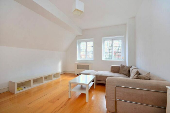 3 Bedroom Flat To Rent In Collingham Gardens, South Kensington, London, SW5