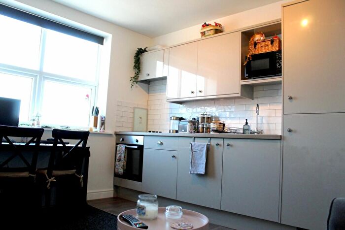1 Bedroom Flat To Rent In Flat, High Street - Bed, LN5