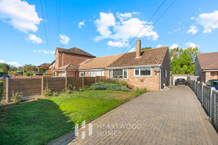3 Bedroom Semi-Detached Bungalow For Sale In Windmill Avenue, St. Albans, AL4