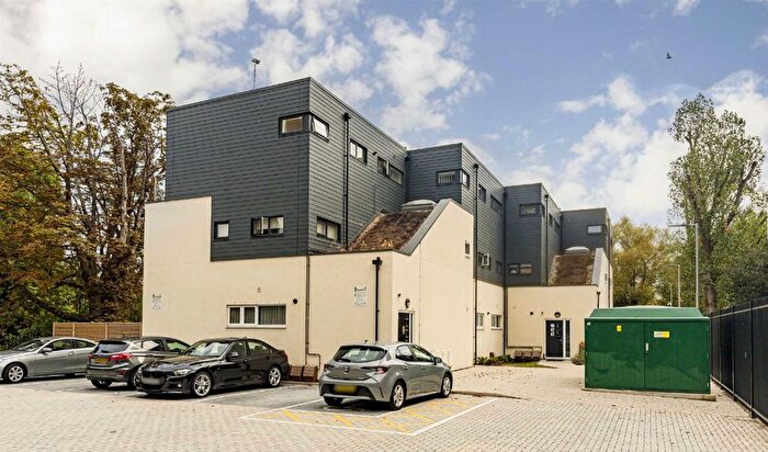 3 Bedroom Flat To Rent In High Street, Feltham, TW13