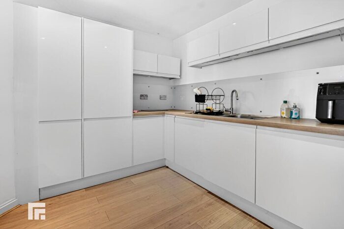 3 Bedroom Flat For Sale In Capri House, Lynton Court, CF10