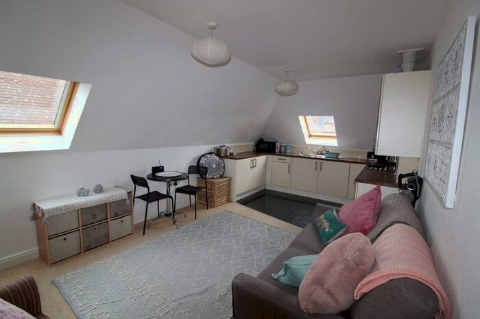 2 Bedroom Flat To Rent In Talbot Road, Bournemouth, BH9
