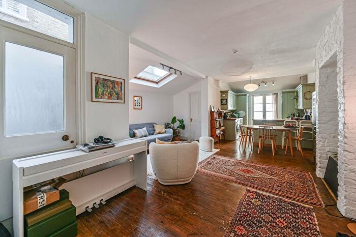 2 Bedroom Flat For Sale In Leathwaite Road, Between The Commons, London, SW11