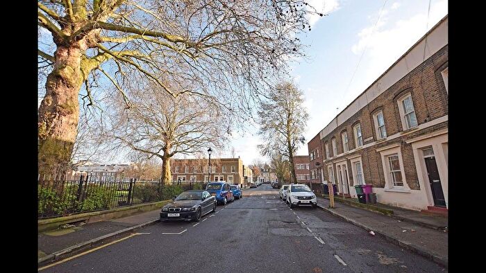 1 Bedroom Flat For Sale In Carlton Square Conservation Area, Stepney Green, E1