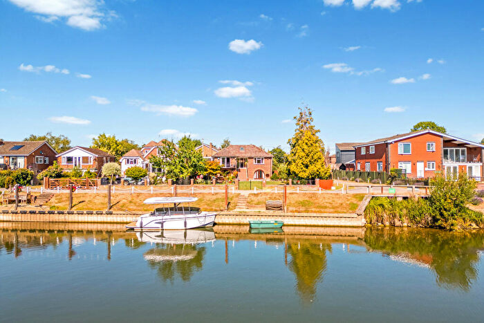 4 Bedroom Detached House For Sale In River Gardens, Purley On Thames, RG8